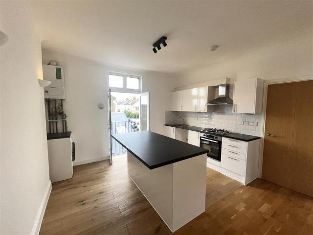 Apartment for rent in Brondesbury, Greater London