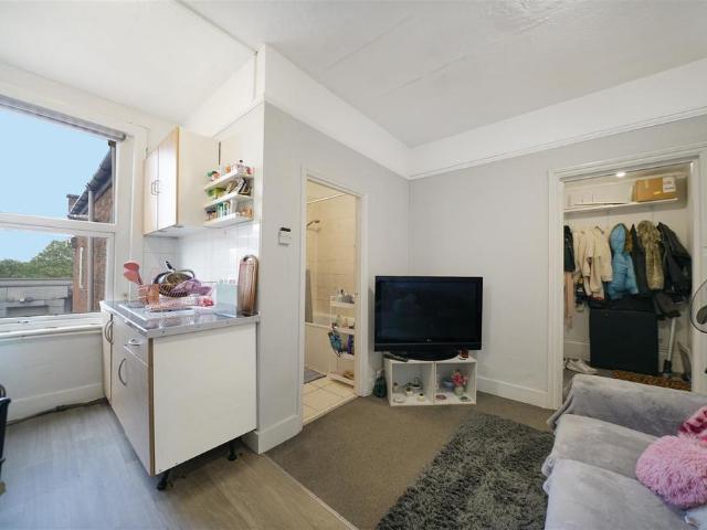 Apartment for rent in Brondesbury, Greater London