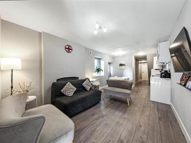 Apartment for rent in Brondesbury Park, Greater London