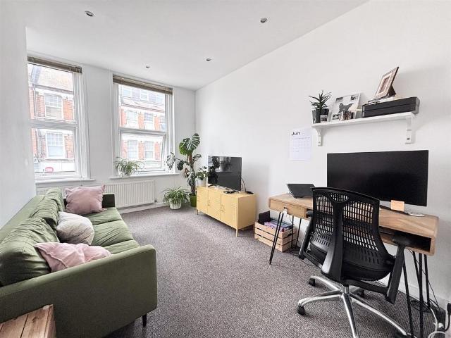Apartment for rent in Brondesbury, Greater London