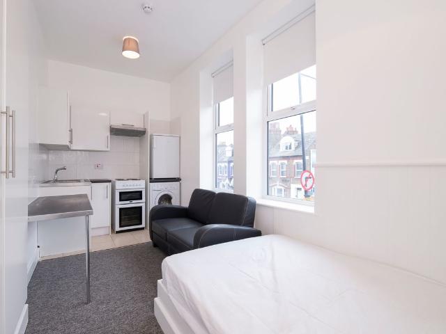 Room for rent in Brondesbury, Greater London