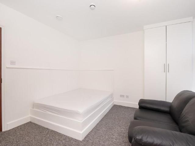 House for rent in Brondesbury, Greater London