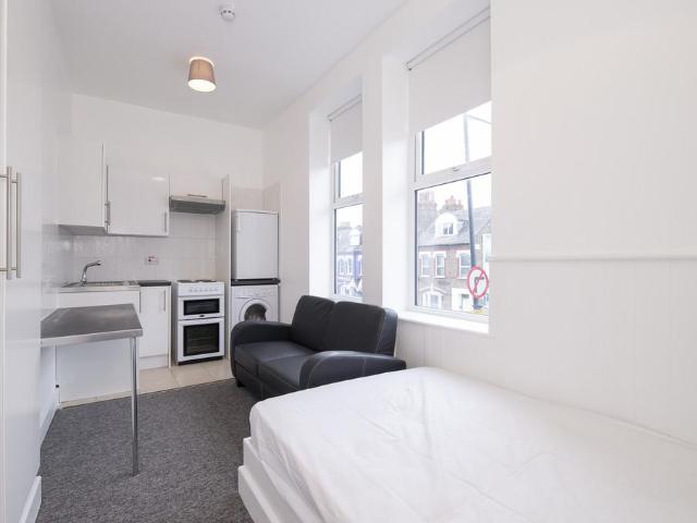 House for rent in Brondesbury, Greater London