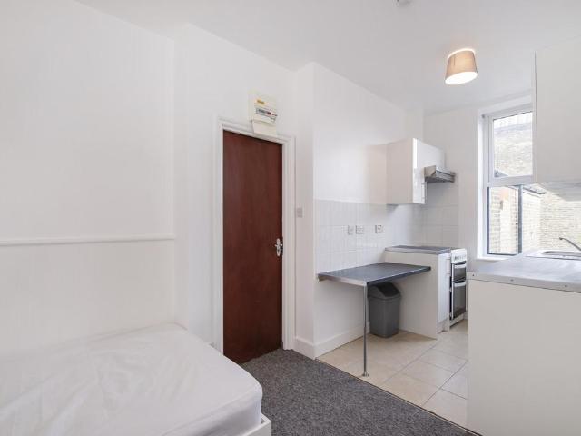 Apartment for rent in Brondesbury, Greater London