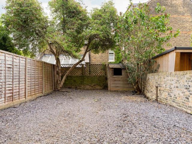 Apartment for rent in Brondesbury, Greater London