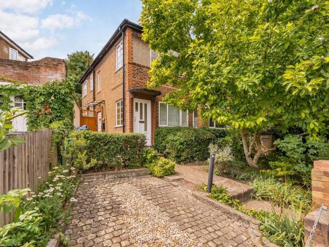 Apartment for rent in Brondesbury, Greater London