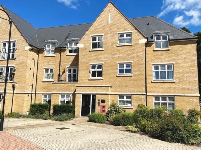 Apartment for rent in Row Town, Surrey