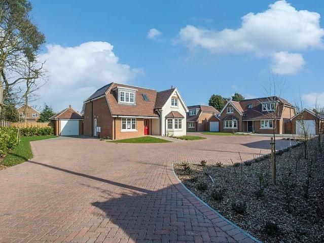 House for rent in Row Town, Surrey
