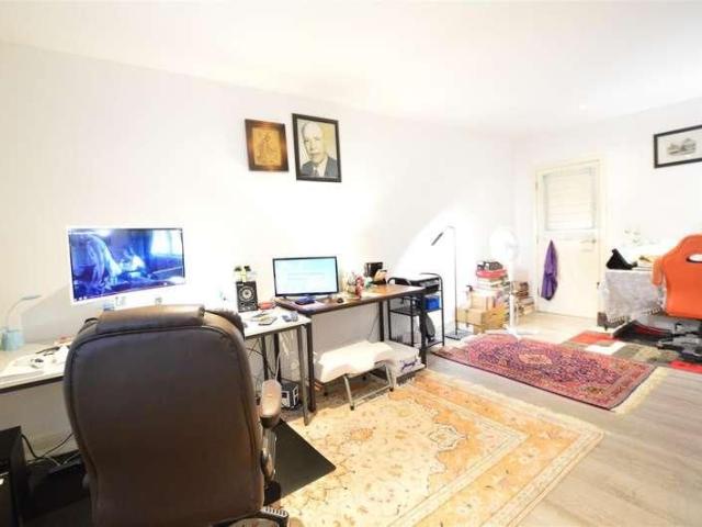 Apartment for rent in Slough, Isle Of Man