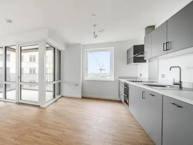 Apartment for rent in Roding Riverside, Greater London