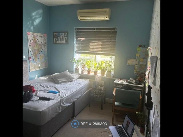 Room for rent in Little Stanmore, Greater London