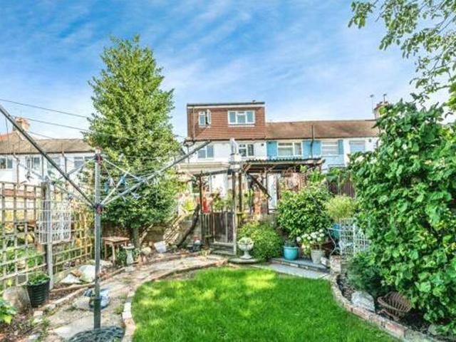 House for sale in Chessington