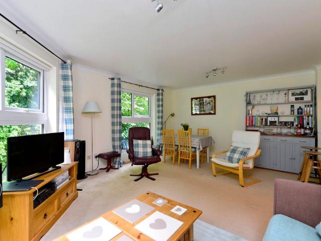 Apartment for rent in Binscombe, Waverley
