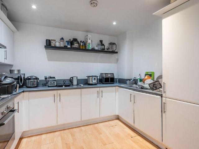 Apartment for rent in London Borough of Merton, Collier's Wood
