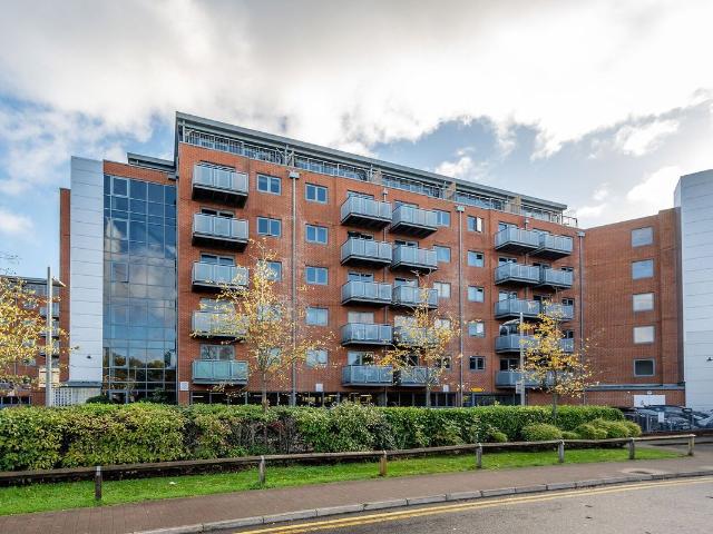 Apartment for rent in London Borough of Merton, Collier's Wood
