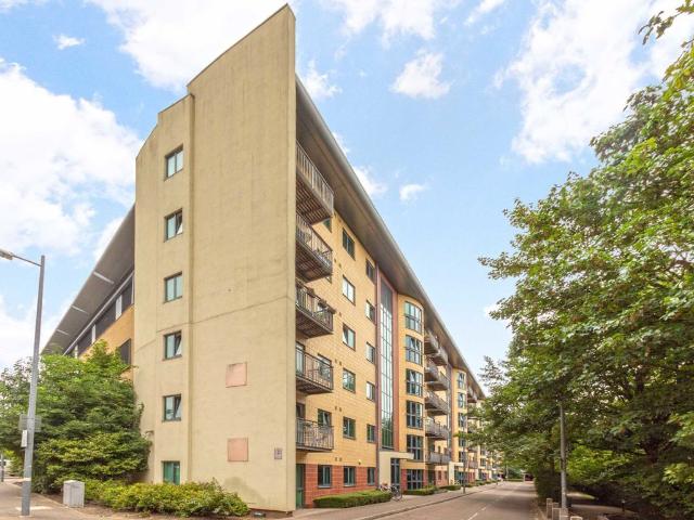 Apartment for rent in London Borough of Merton, Collier's Wood