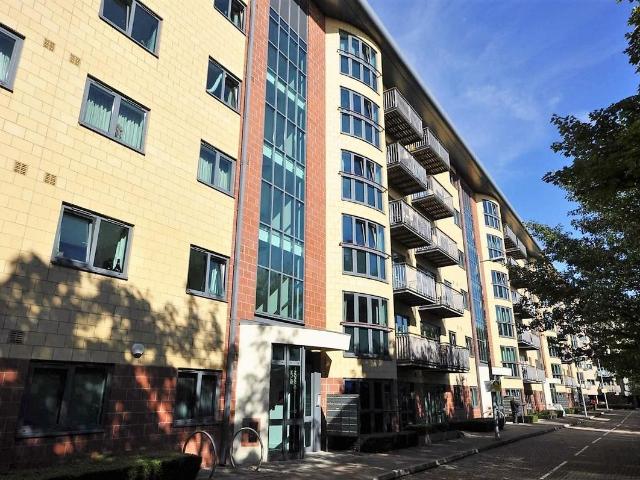 Apartment for rent in London Borough of Merton, Collier's Wood