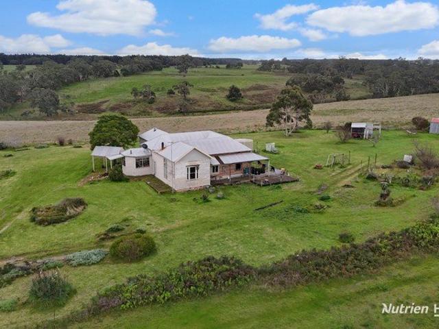 Cottage for sale in Casterton, Victoria
