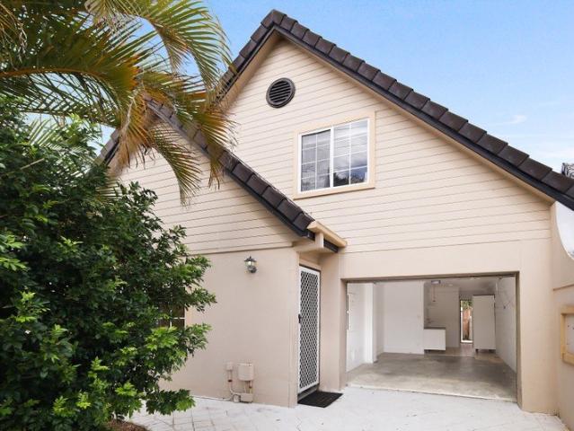 Duplex for sale in Miami, Gold Coast City