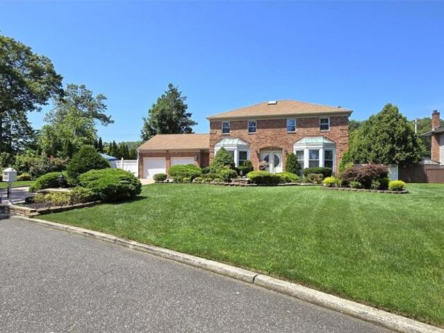 House for sale in Nesconset