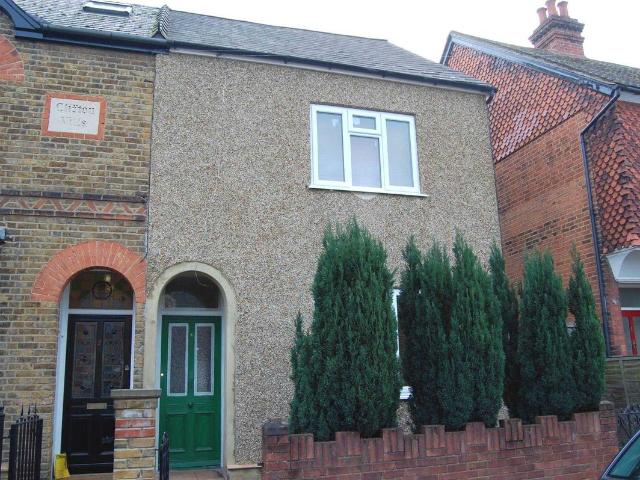 Room for rent in Row Town, Surrey
