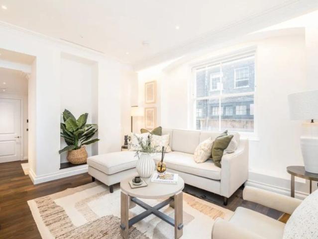 Townhouse for rent in Mayfair, Greater London