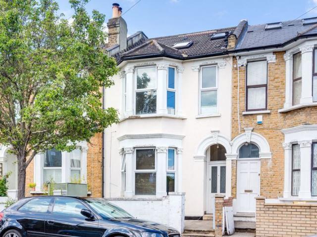 Apartment for rent in Furzedown, Greater London
