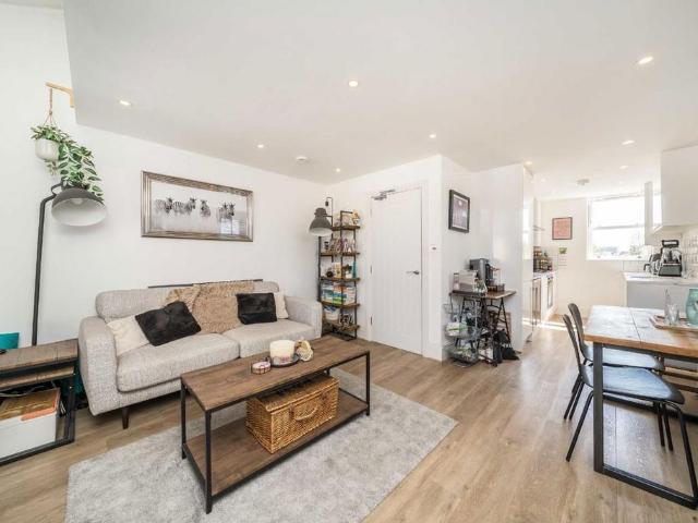 Apartment for rent in Furzedown, Greater London