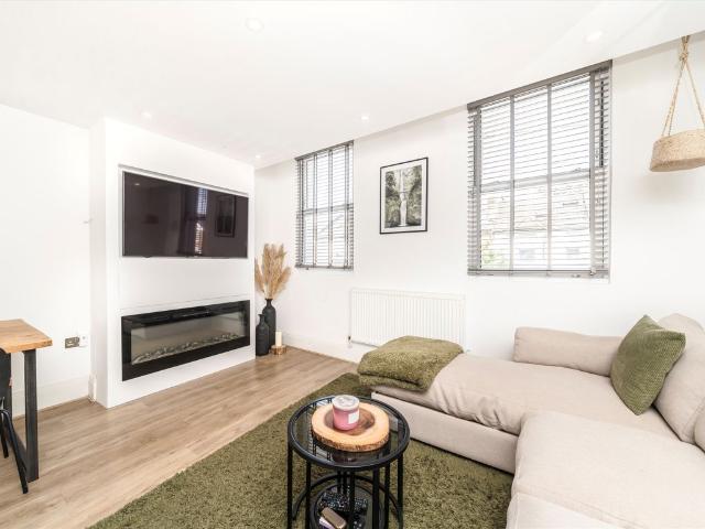 Apartment for rent in Furzedown, Greater London