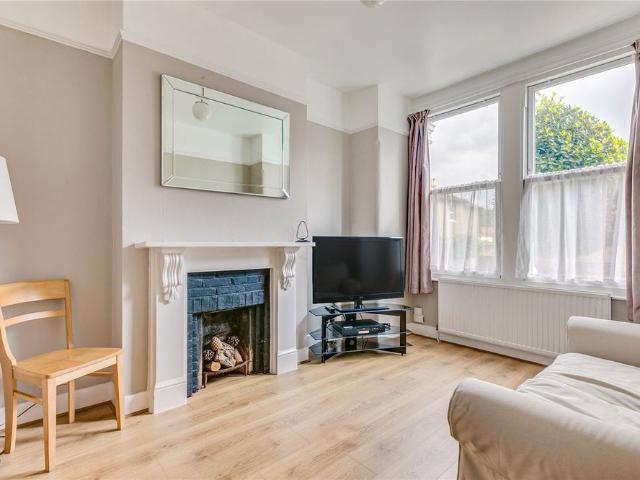 Apartment for rent in Furzedown, Greater London