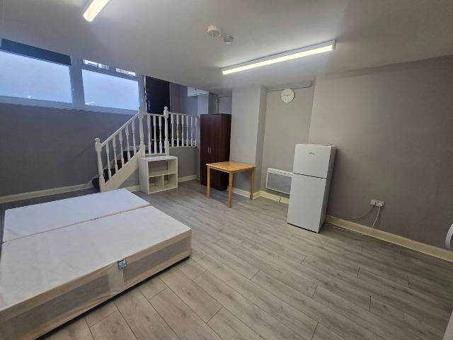 Studio for rent in Charlton, Greater London