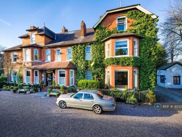 Apartment for rent in Sale, Trafford