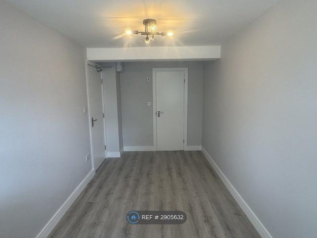 Studio for rent in Charlton, Spelthorne