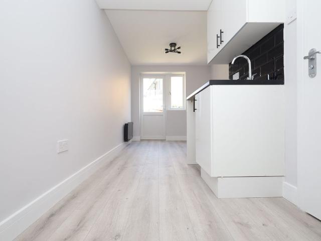 Studio for rent in Lower Halliford, Surrey