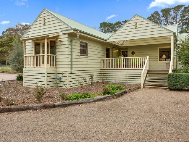 Cottage for sale in Camerons Creek, Victoria
