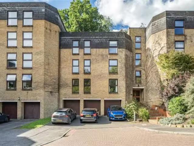 Apartment for rent in Fole, Surrey