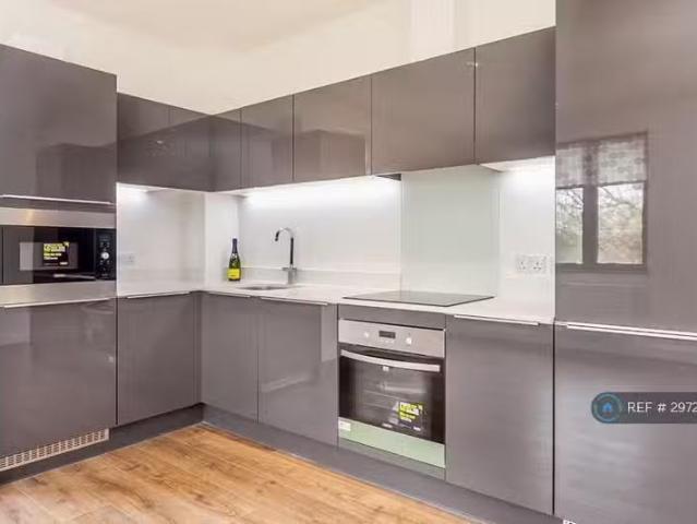 House for rent in Row Town, Surrey