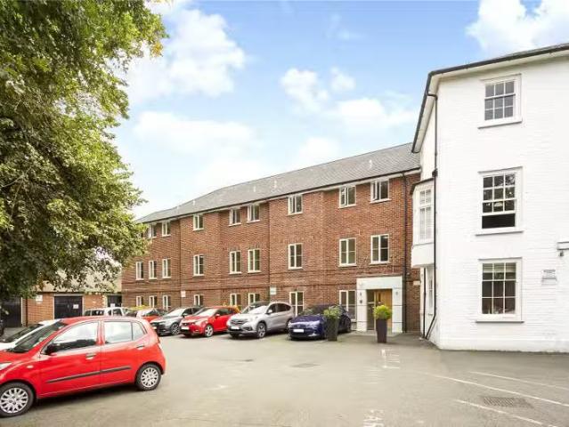 Apartment for rent in Blackhills, Surrey