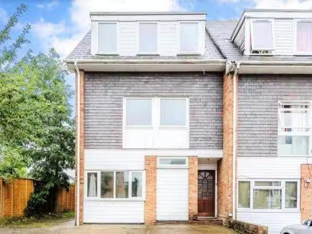 House for rent in Navestock Side