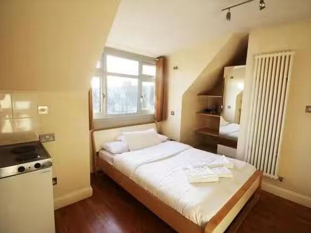 House for rent in Furzedown, Greater London