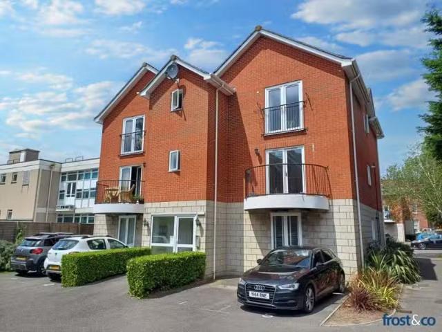 Apartment for rent in London Borough of Merton, Merton Park