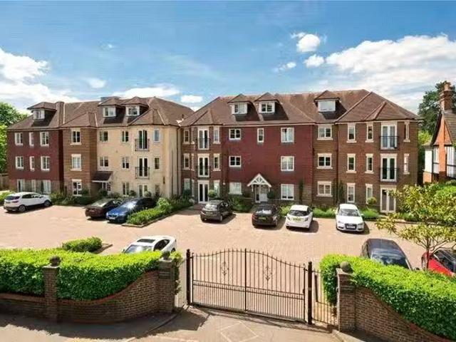 Apartment for rent in Blackhills, Surrey