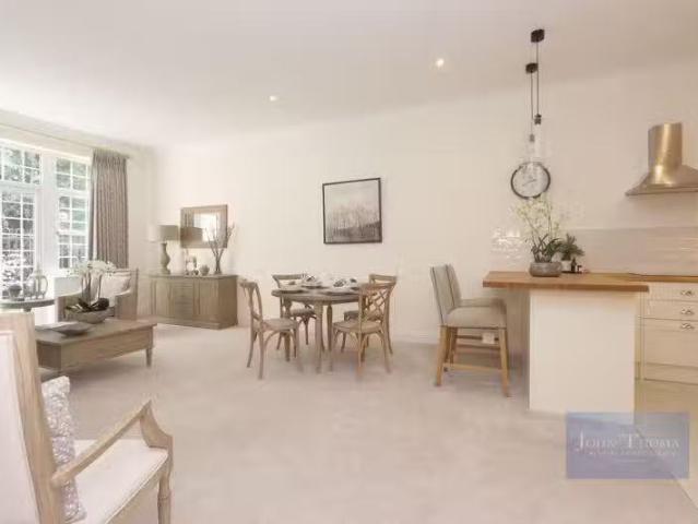 Apartment for rent in Grange Hill, Epping Forest