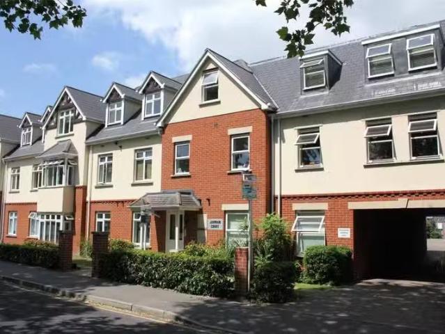 Apartment for rent in Horsell, Woking