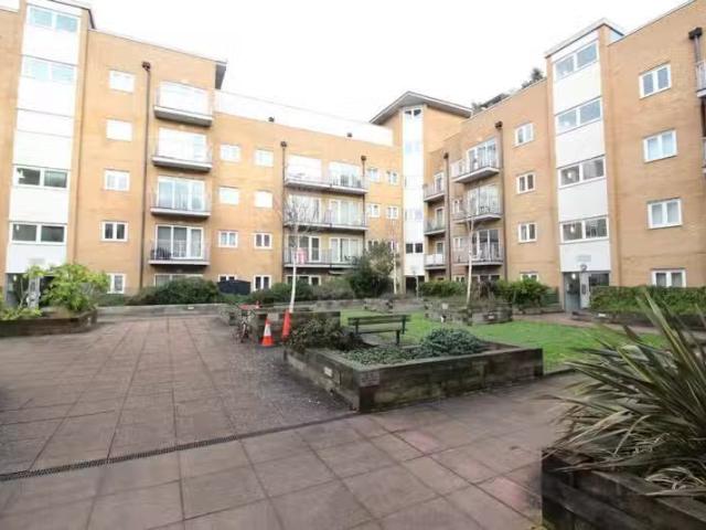 Apartment for rent in Whitton, Greater London