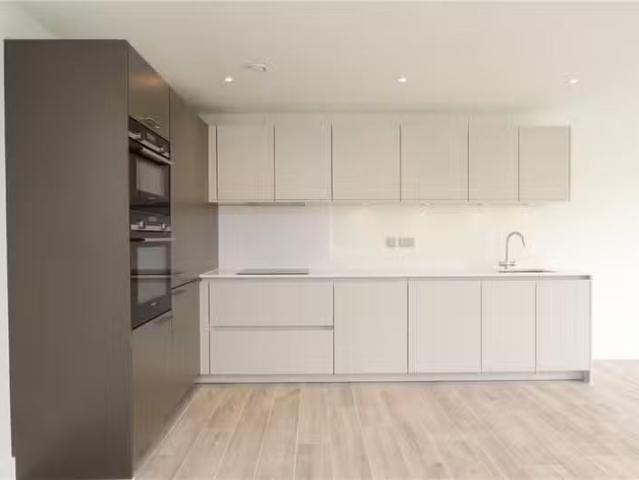 Apartment for rent in Woodloes Park, Green Close