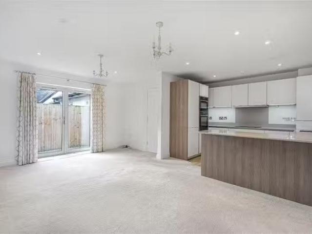House for rent in Hatching Green, Five Acres