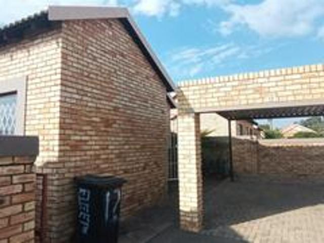 Townhouse for rent in Mohlakeng, Gauteng