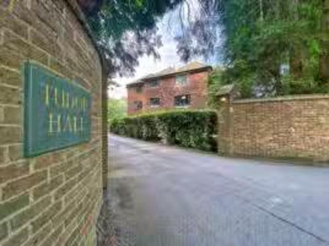 Apartment for rent in Heol-las, Surrey