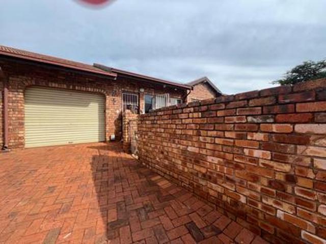 Townhouse for rent in Ekurhuleni, Gauteng